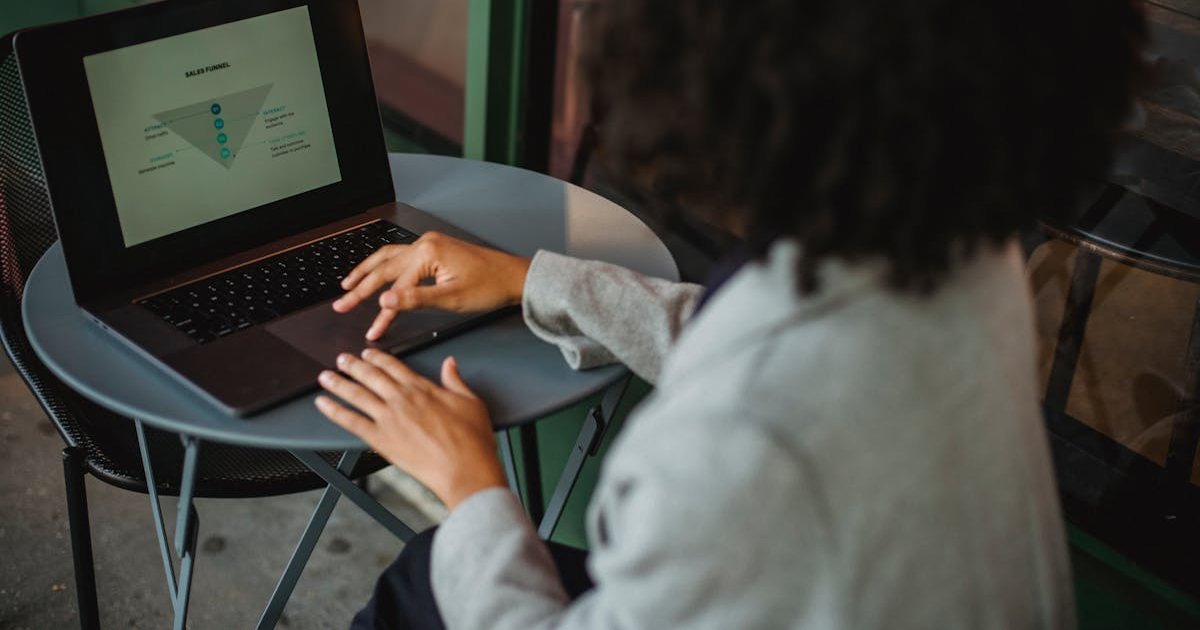 Diagram of a sales funnel showing awareness, interest, decision, and action stages with conversion rates